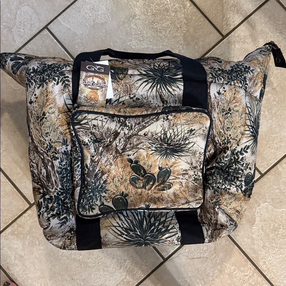 NWT Game Gaurs Camouflage Cooler Bag with Black Straps - Picture 3 of 8